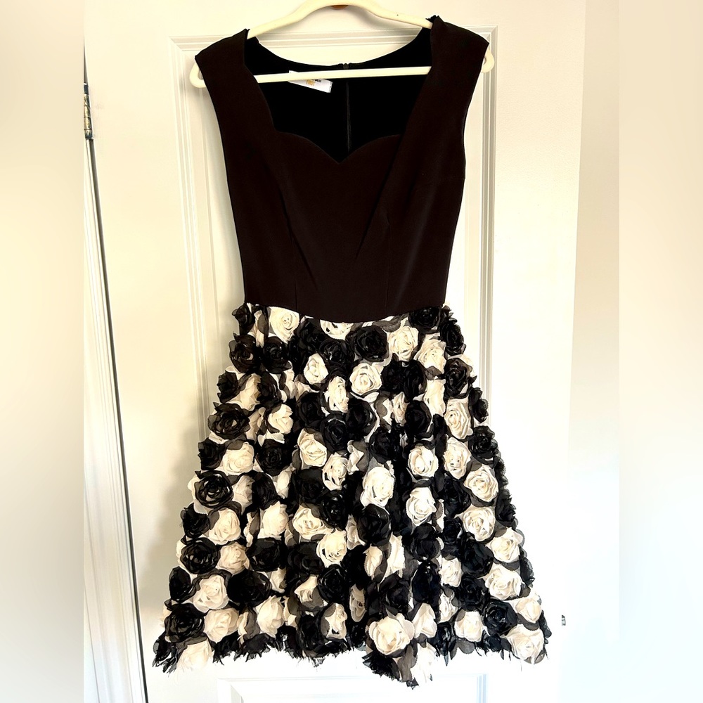 Beautiful floral detail knee-length cocktail gown, flawless